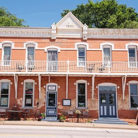The Burlington Hotel & Bar - Alma Wi Esterno foto