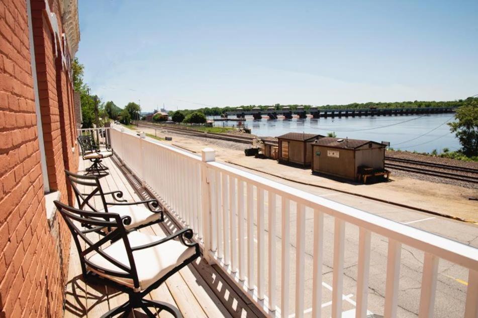 The Burlington Hotel & Bar - Alma Wi Esterno foto